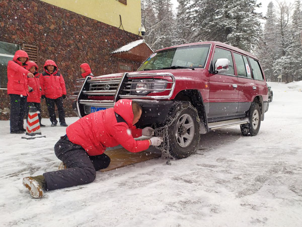公司運(yùn)營一部、VIP管理部舉辦2019年景區(qū)冬春安全生產(chǎn)駕駛員掛裝防滑鏈比賽