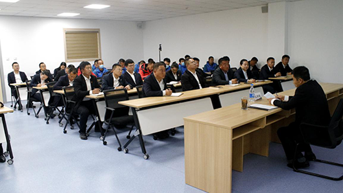 公司黨委副書記、工會主席紀(jì)景臣為景區(qū)運(yùn)營一線黨員、積極分子講黨課